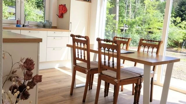 kuechenbereich-mit-sitzecke-ferienhaus-sonnentraum.jpg