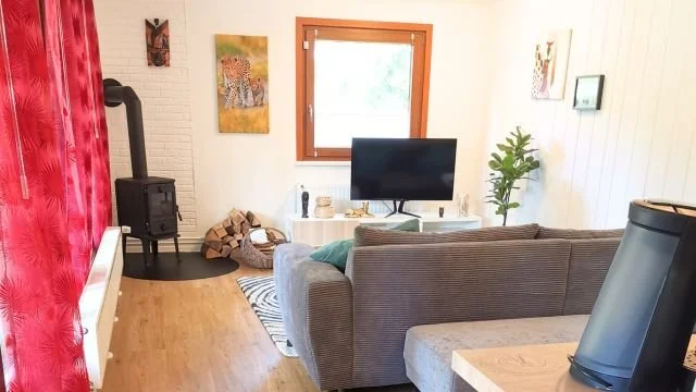 wohnbereich-mit-kamin-ferienhaus-auszeit.jpg