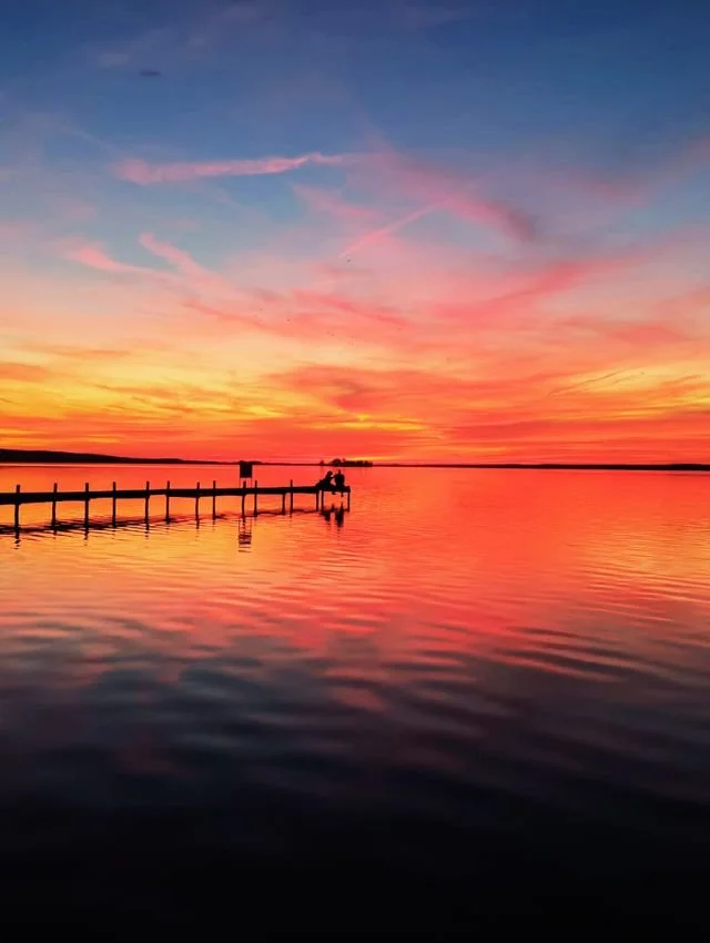 Pier im Steinhuder Meer mit rotem Sonnenhintergrund
