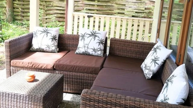 terrassenbereich-sitzgarnitur-ferienhaus-auszeit.jpg