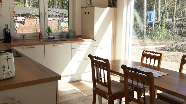 ferienhaus-sonnentraum-kueche-mit-essbereich.jpg
