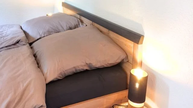 doppelbett-schlafbereich-ferienhaus-auszeit.jpg