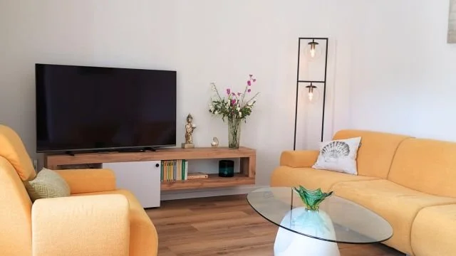 wohnbereich-mit-sitzgruppe-und-tisch-ferienhaus-sonnentraum.jpg