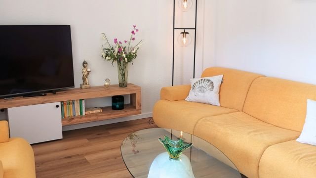 wohnbereich-mit-sitzgarnitur-und-fernseher-ferienhaus-sonnentraum.jpg