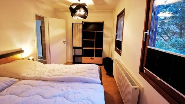 ferienhaus-auszeit-schlafzimmer-mit-doppelbett.jpg