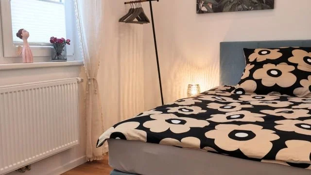 schlafbereich-mit-fenster-ferienhaus-sonnentraum.jpg
