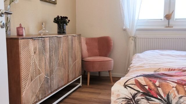 schlafbereich-mit-schrank-und-sessel-ferienhaus-sonnentraum.jpg
