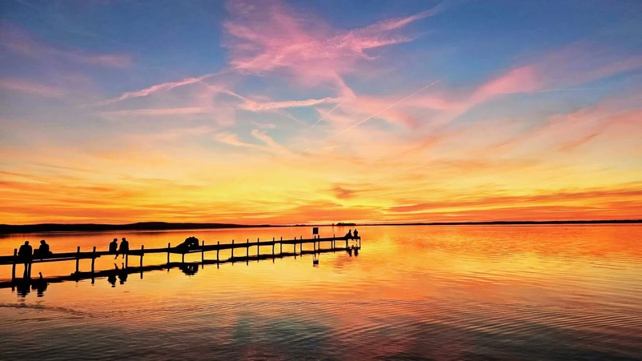 Steg mit Sonnenaufgang am Steinhuder Meer