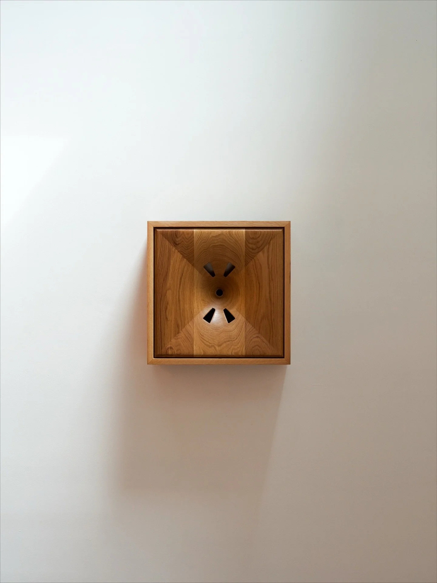 WA MEH SPEAKER

Wall mounted full-range Multi-entrant horn speaker system. 

Using a MEH system allows for closer coupling between the high and low frequency drivers, which creates more cohesive point-source sound while retaining all the well loved c