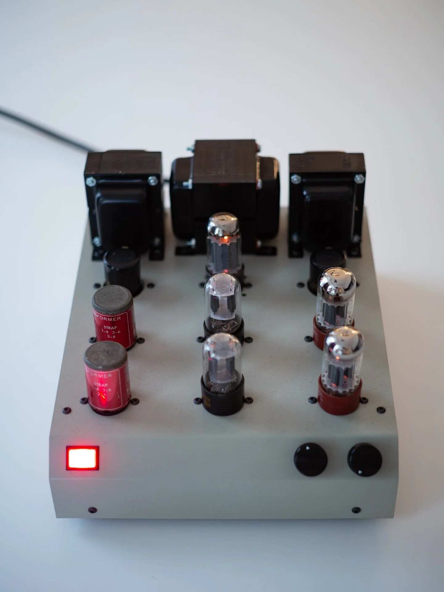 WA PHONO PREAMP

Circuit based on the classic RCA RIAA phono + line stage from the RCA Tube Manual. This is an octal version, 6SL7 phonostage and 6SN7 line stage, plus integrated ALTEC 15059 transformers for MC step-up duty. 

Commission piece. Not f