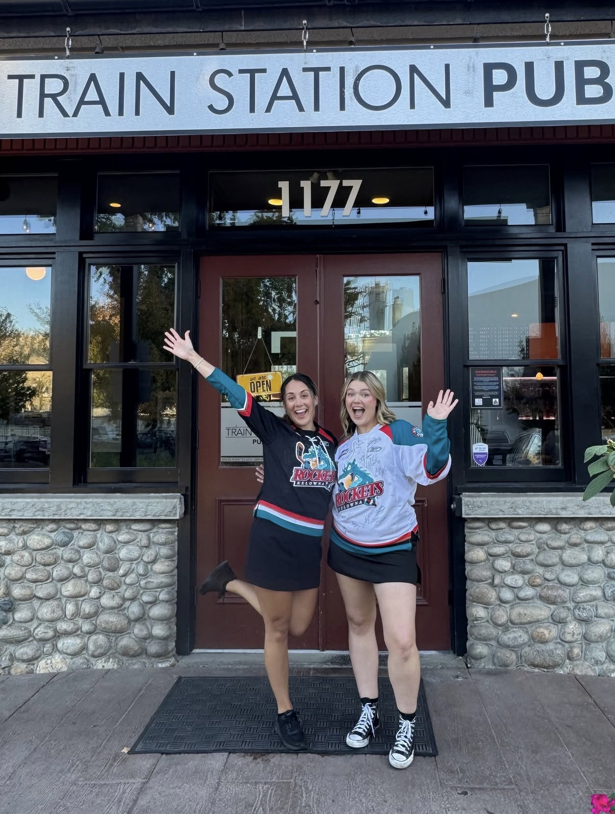 kelowna rockets at the train station pub