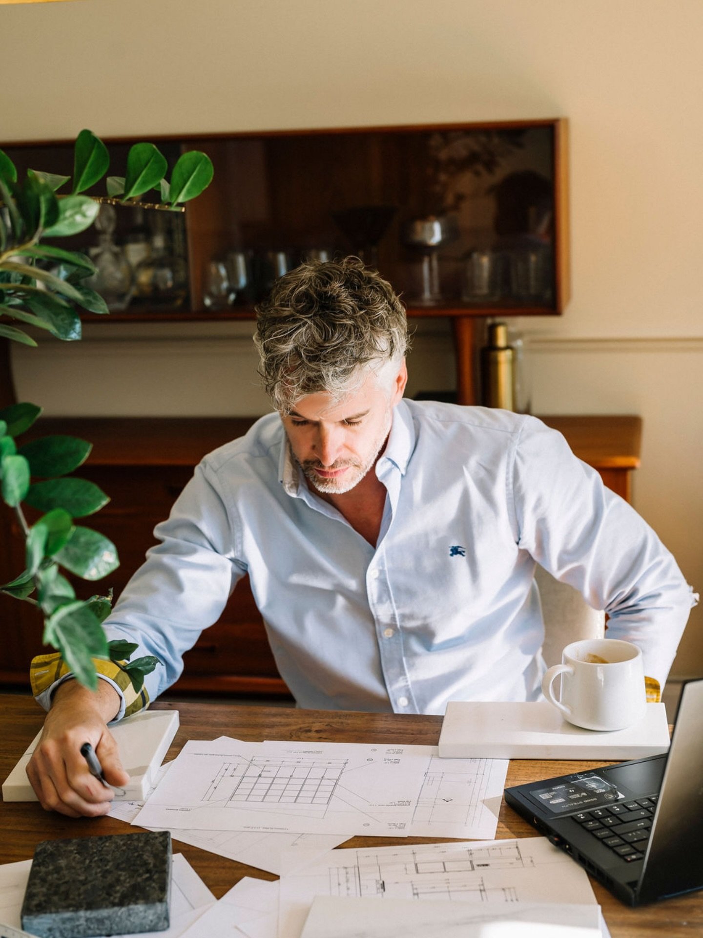 L&rsquo;accompagnement du client n&rsquo;est pas juste une rencontre rapide et futile. Elle est compos&eacute;e de plusieurs &eacute;changes de brainstorming, de la pr&eacute;sentation des &eacute;chantillons ce qui permet ensuite &agrave; Hugo de se