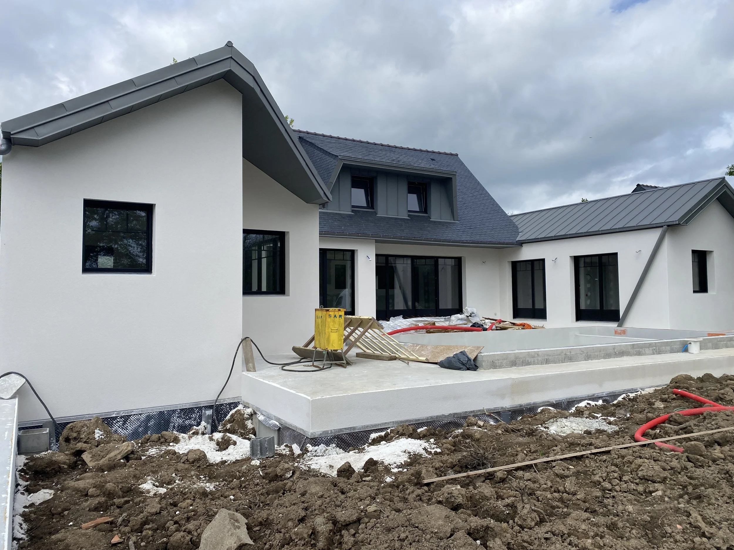 maison en construction, extension moderne a partir d'une maison néo Bretonne, Beg Meil Fouesnant