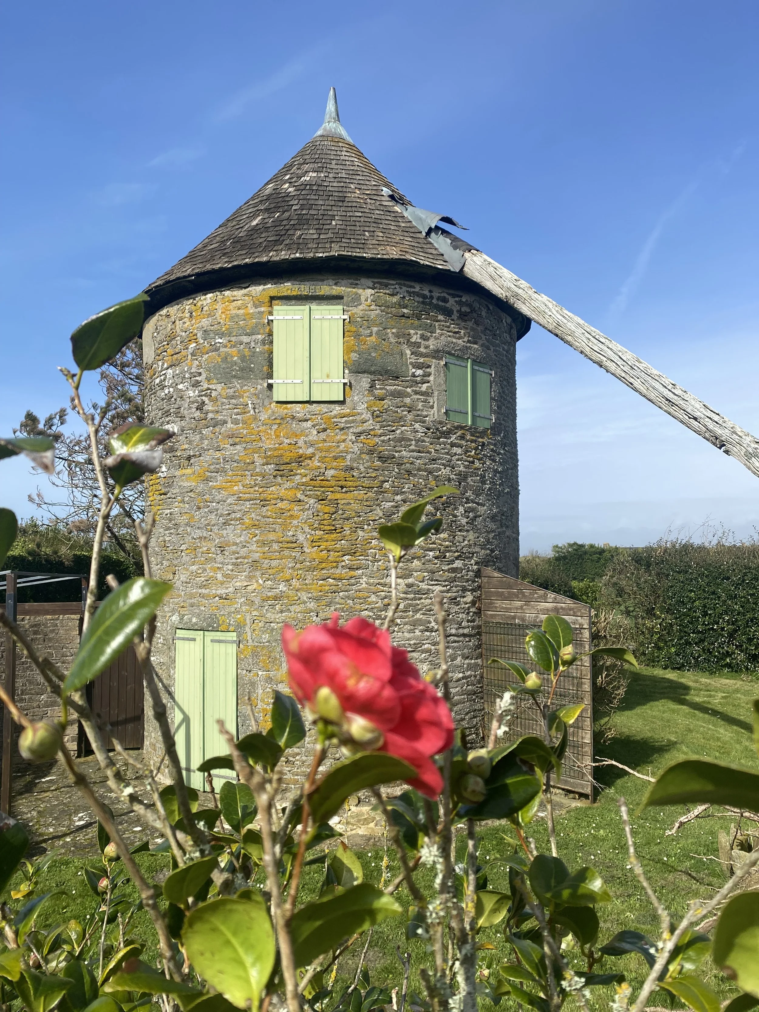 Nous sommes intervenus sur un ancien moulin à vent situé en Bretagne, Finistère sud, pour une restauration complète de ses éléments extérieurs,  suite à la tempête Ciaran. 
Les travaux ont consisté à refaire entièrement le bardeau en chêne formant la