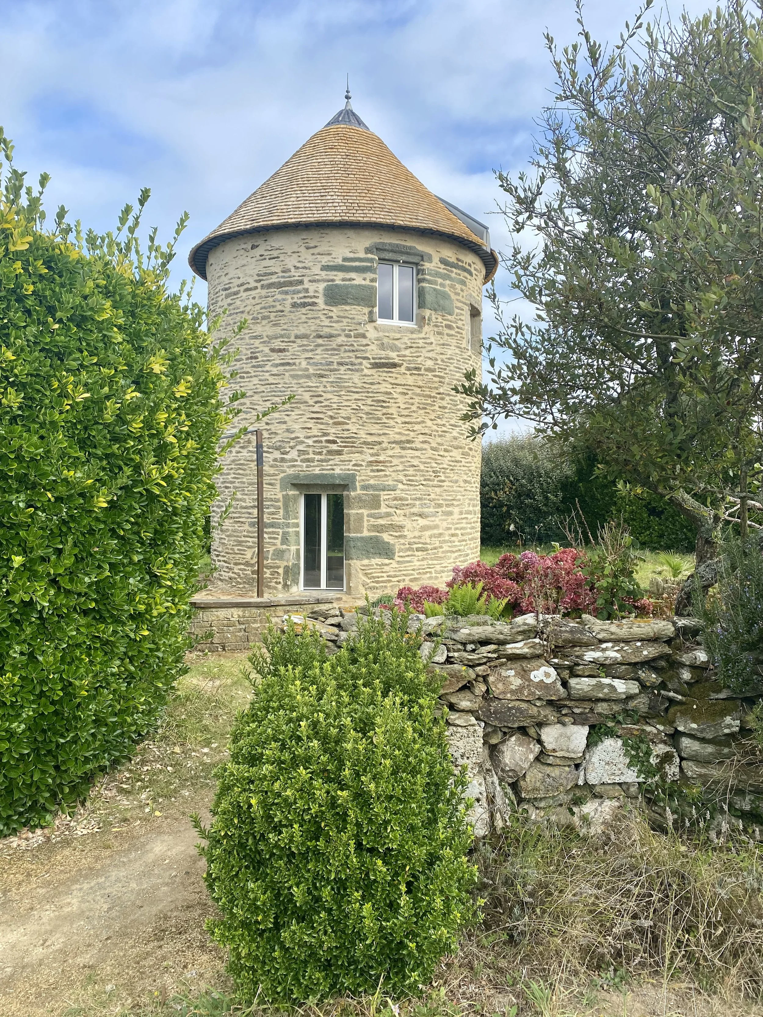 moulin en rénavation , maison atypique en oit de chênet et joint beige sable, ambiance maîtrise