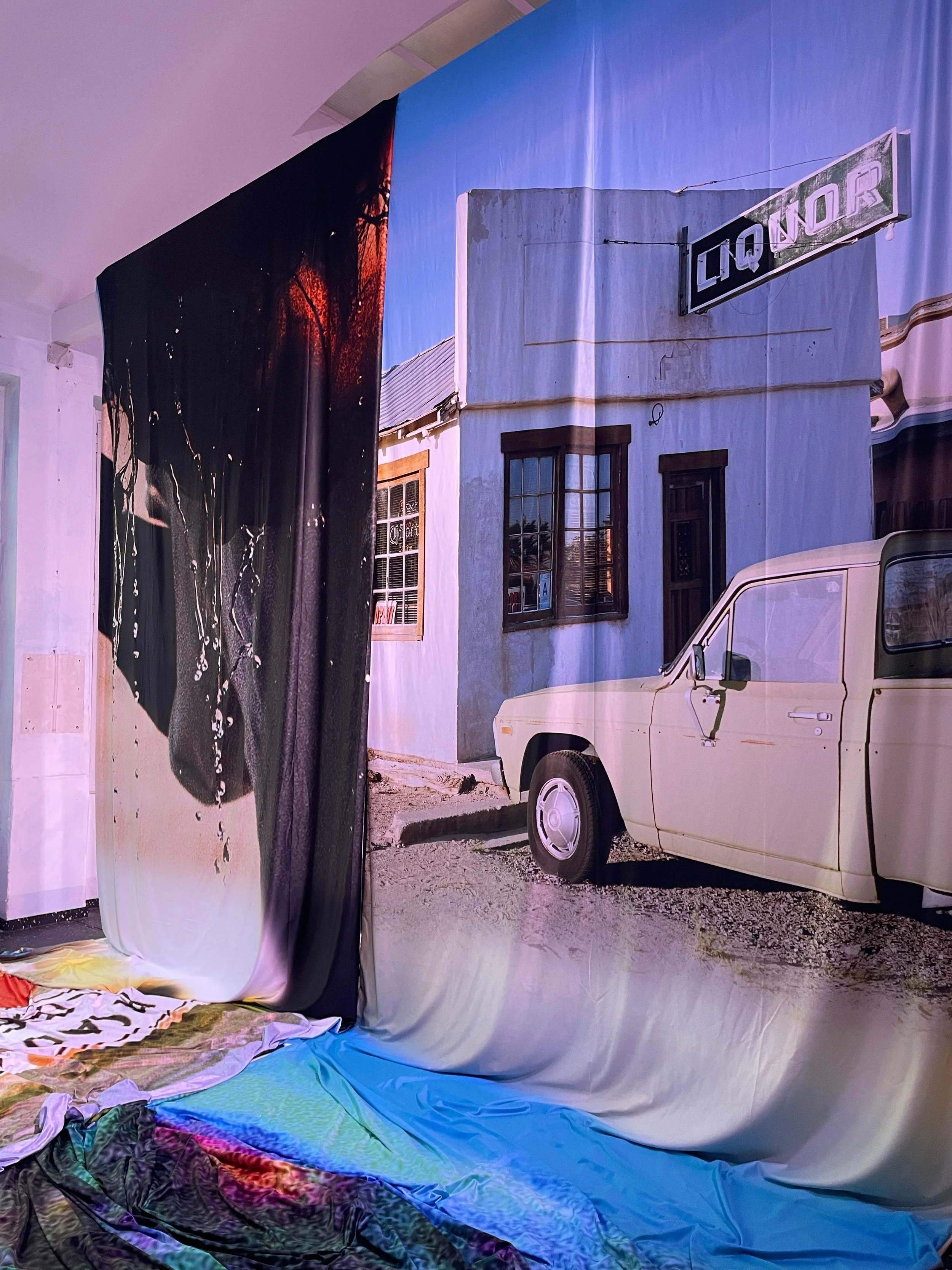 Un collage di immagini di edifici residenziali, un'auto bianca e un'immagine di tenda colorata su una superficie.