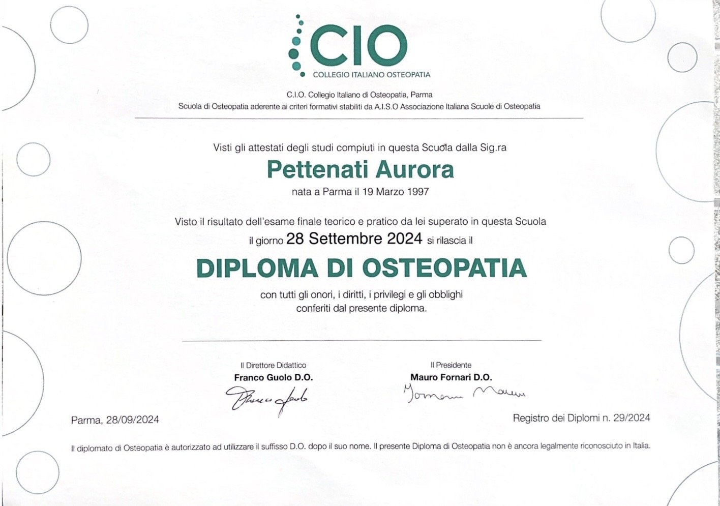 Diploma di Osteopatia rilasciato a Pettinati Aurora, nato a Parma il 19 Marzo 1997, con data di emissione 28 Settembre 2024, firmato dal Direttore Didattico Franco Guolo e dal Presidente Mauro Fornari.