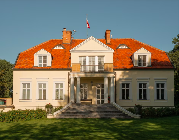 The Polish foreign minister’s family estate — a ‘soft power’ house in the country: Radosław Sikorski’s manor is part pastoral retreat and part instrument of diplomacy | Financial Times - At Home with the FT - Photo: Zuza Szamocka for the Financial Ti