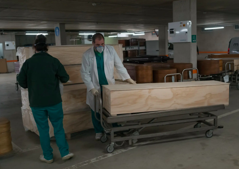 Counting Bodies and Pointing Fingers as Spain Tallies Coronavirus Dead: No country is really sure how many people it has lost to the pandemic. But in Spain, it has become bitterly political | The New York Times - Photo: Samuel Aranda for The New York