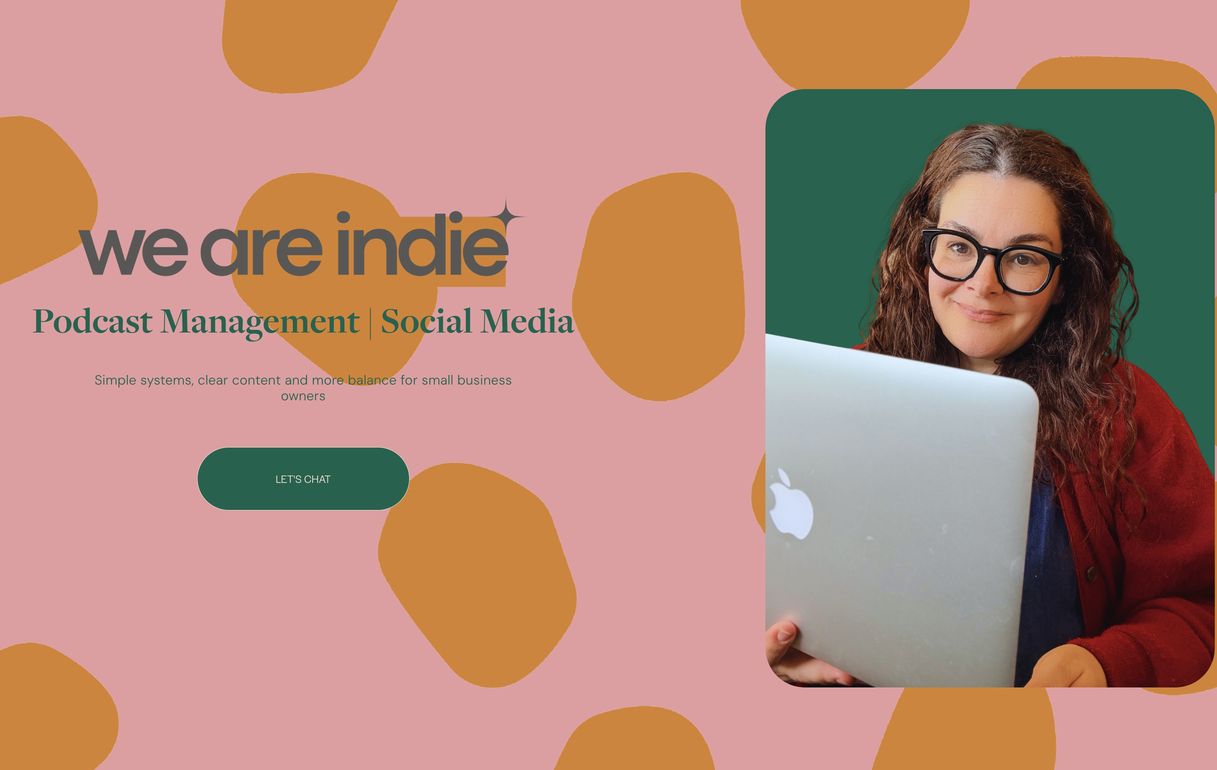 A woman with curly hair wearing glasses and a red sweater, sitting in front of a laptop with an Apple logo. The background of the website design features a pink pattern with orange abstract shapes.