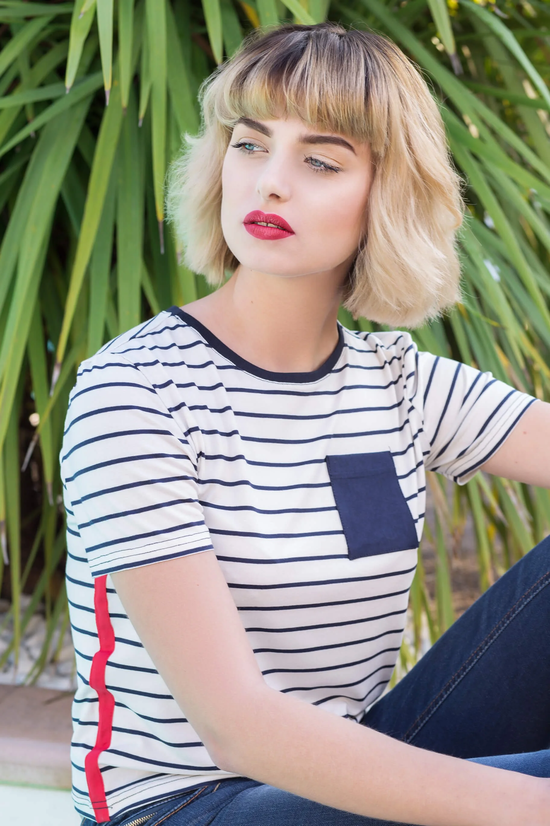 T-shirt rayé pour femme blonde, cheveux courts, avec poche et jean