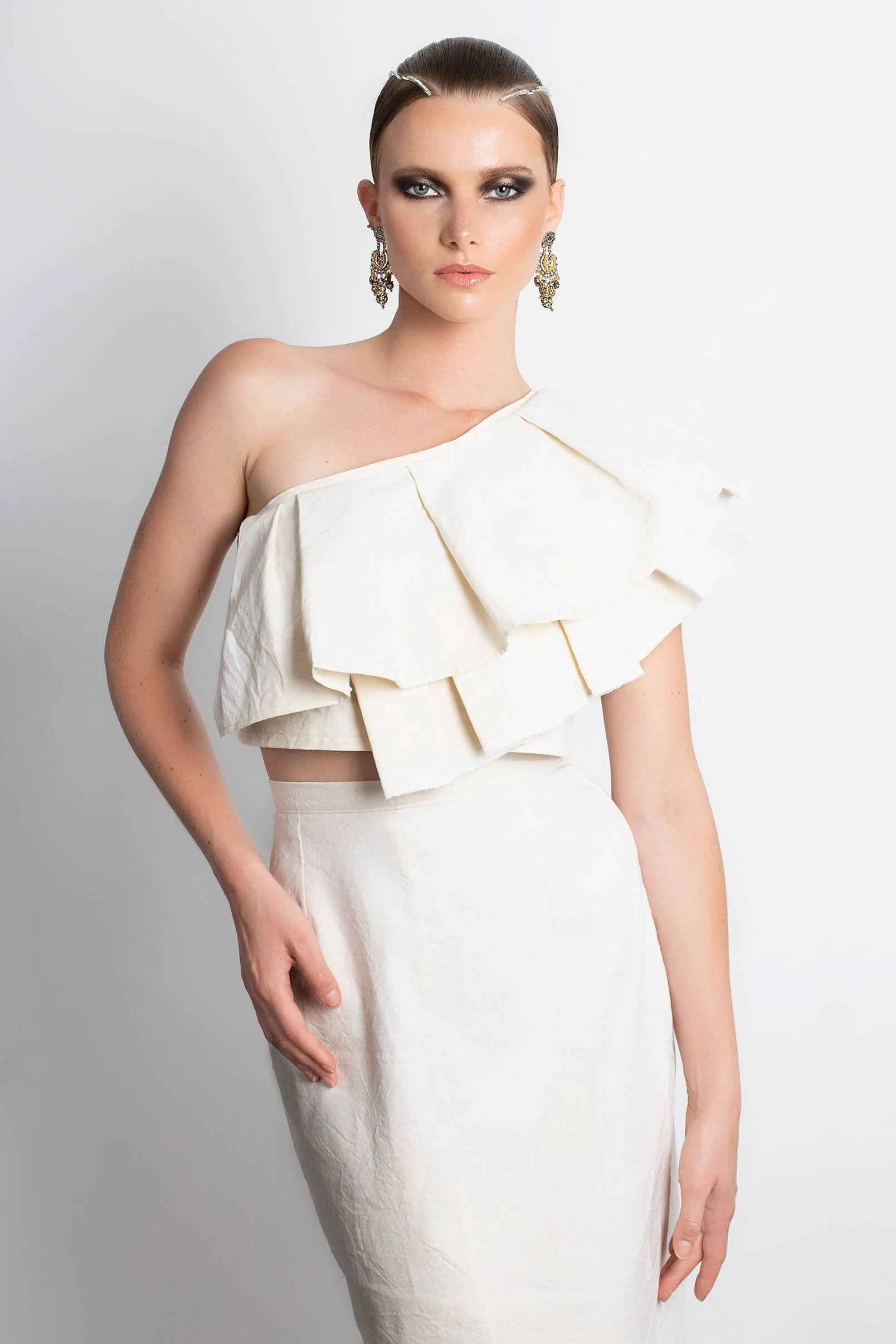 Vue artistique d'une coiffure professionnelle avec un décor élégant et des couleurs de cheveux raffinées.
Photographie d'un modèle avec une coiffure stylée et un éclairage artistique.
Coiffure moderne mise en valeur par un style photographique créati