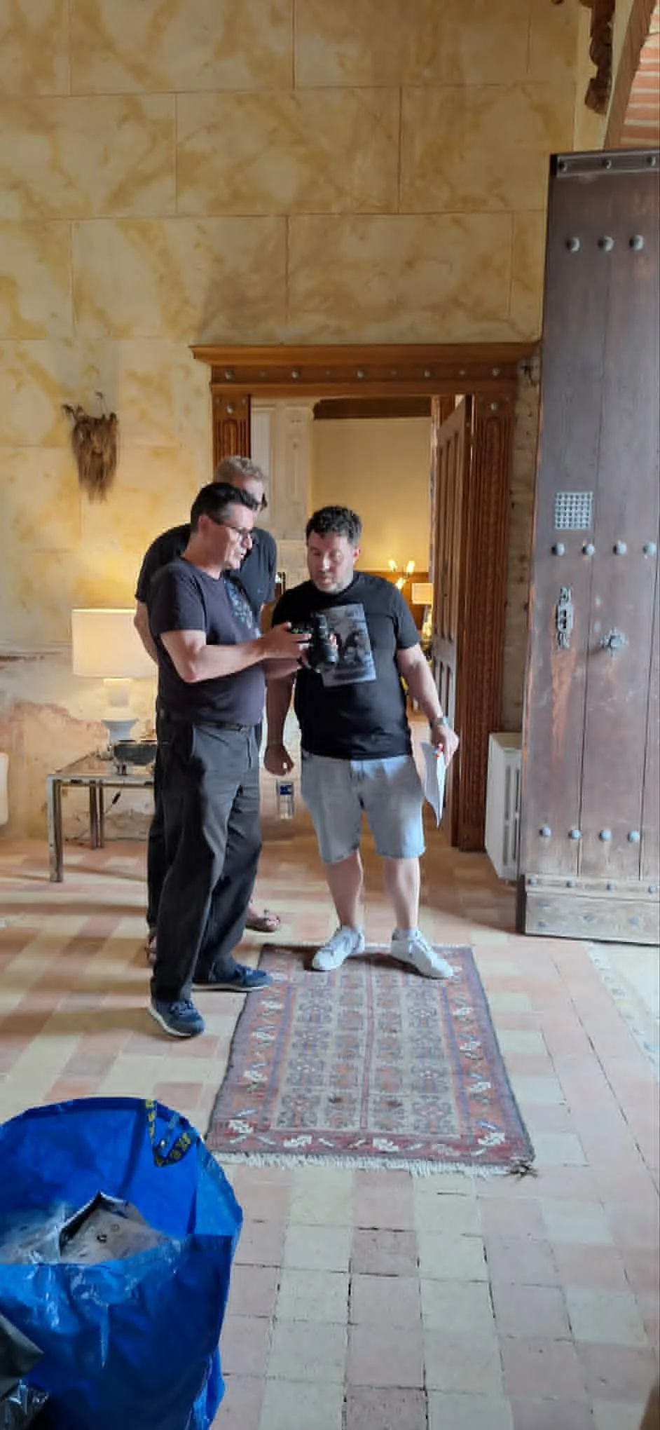 Un participant montre son rendu à François Fauré durant un des workshops