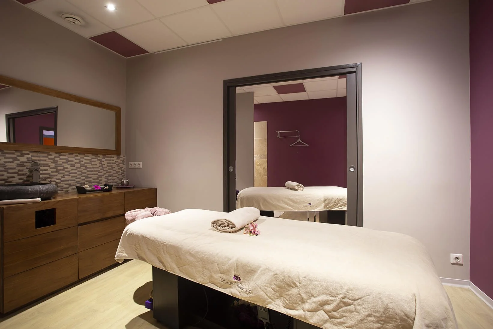 vue_interieur_salon_bien_etre : Intérieur d’un salon de bien-être avec un mobilier moderne et apaisant.

decor_salon_bien_etre : Décor élégant d’un salon de bien-être avec des couleurs douces et relaxantes.

espace_repos_salon_bien_etre : Espace de r