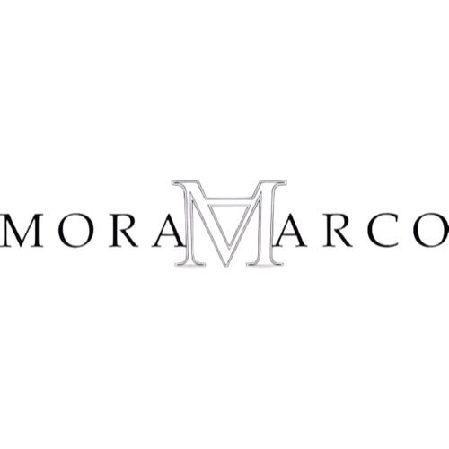 Logo noir avec le texte "MORA MARCO" et un symbole stylisé en forme de triangle entre les mots.