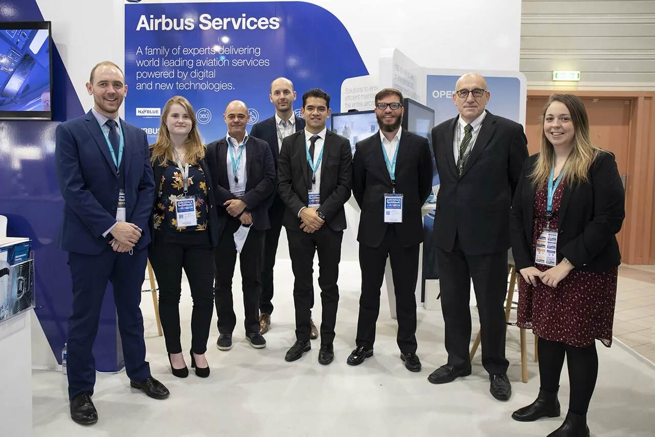Lors d’un événement professionnel, l’équipe d’Airbus Services a été photographiée par François Fauré. Son style photographique se caractérise par des couleurs vives et un décor moderne. L’ambiance de l’événement était professionnelle, avec des partic