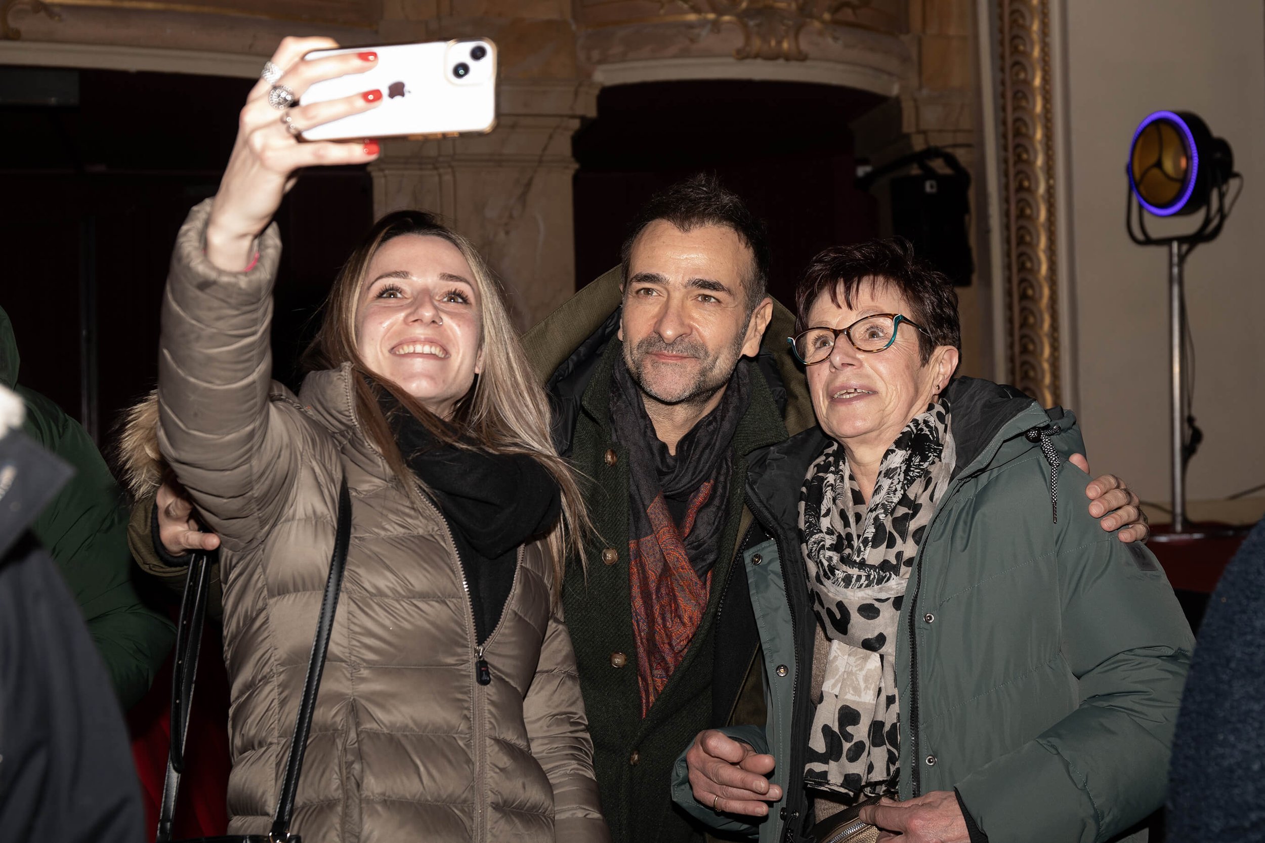 Portrait convivial lors d’un événement, capturant des sourires et des moments mémorables.  L’ambiance chaleureuse de l’événement est mise en avant par le style photographique unique de François Fauré. Un selfie joyeux illustre parfaitement l’esprit f