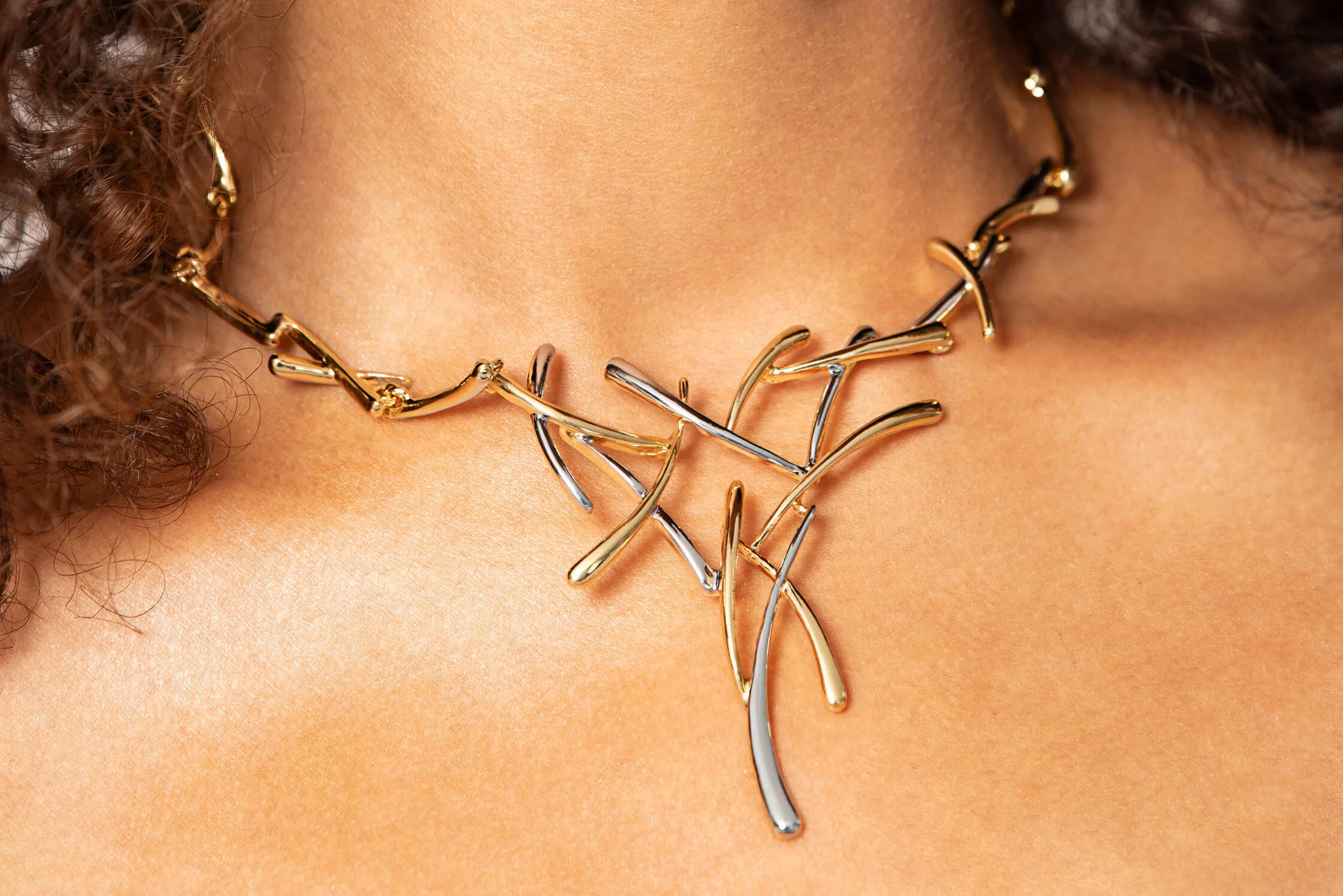 Collier moderne en or et argent sur cou.