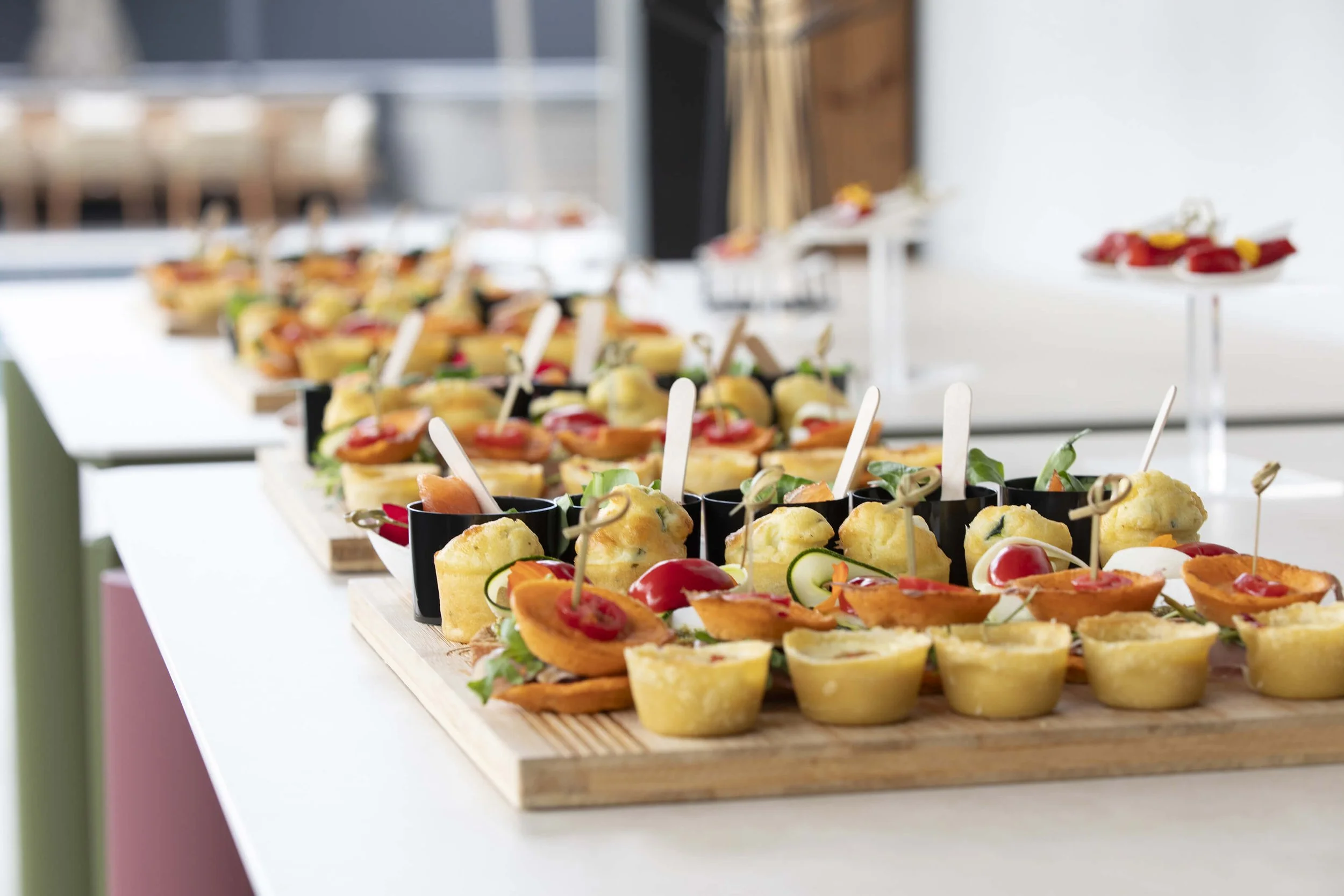 Découvrez nos bouchées gastronomiques, un véritable festin pour les yeux et les papilles, parfaites pour sublimer votre événement.  Inspirées du style photographique raffiné de François Fauré, nos créations culinaires sont présentées sur des plateaux