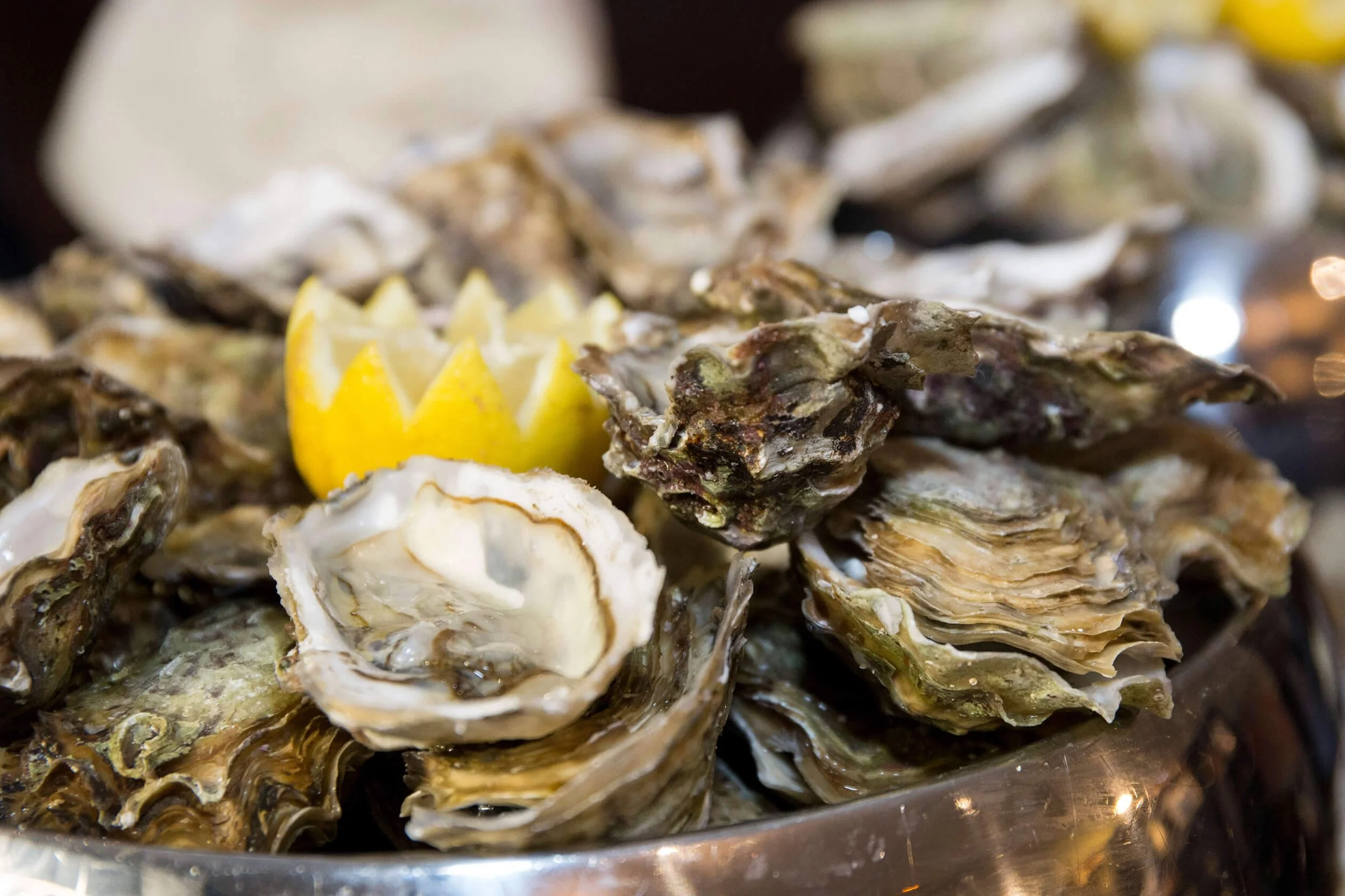 Assiette d'Huîtres fraîches accompagnées d’un citron, photographiées par François Fauré.