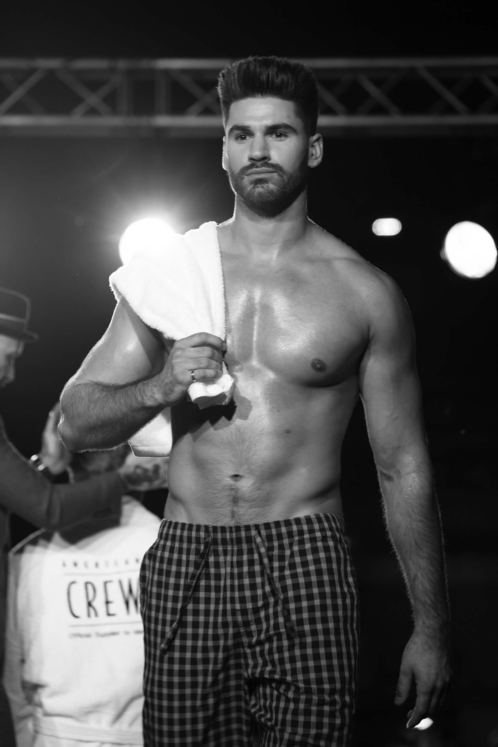 Photographie artistique d'un modèle masculin mettant en valeur l'art de la coiffure en noir et blanc.
Vue d'ensemble du style photographique dans l'art de la coiffure avec un modèle Décor et ambiance d'une séance photo de coiffure avec un modèle en t