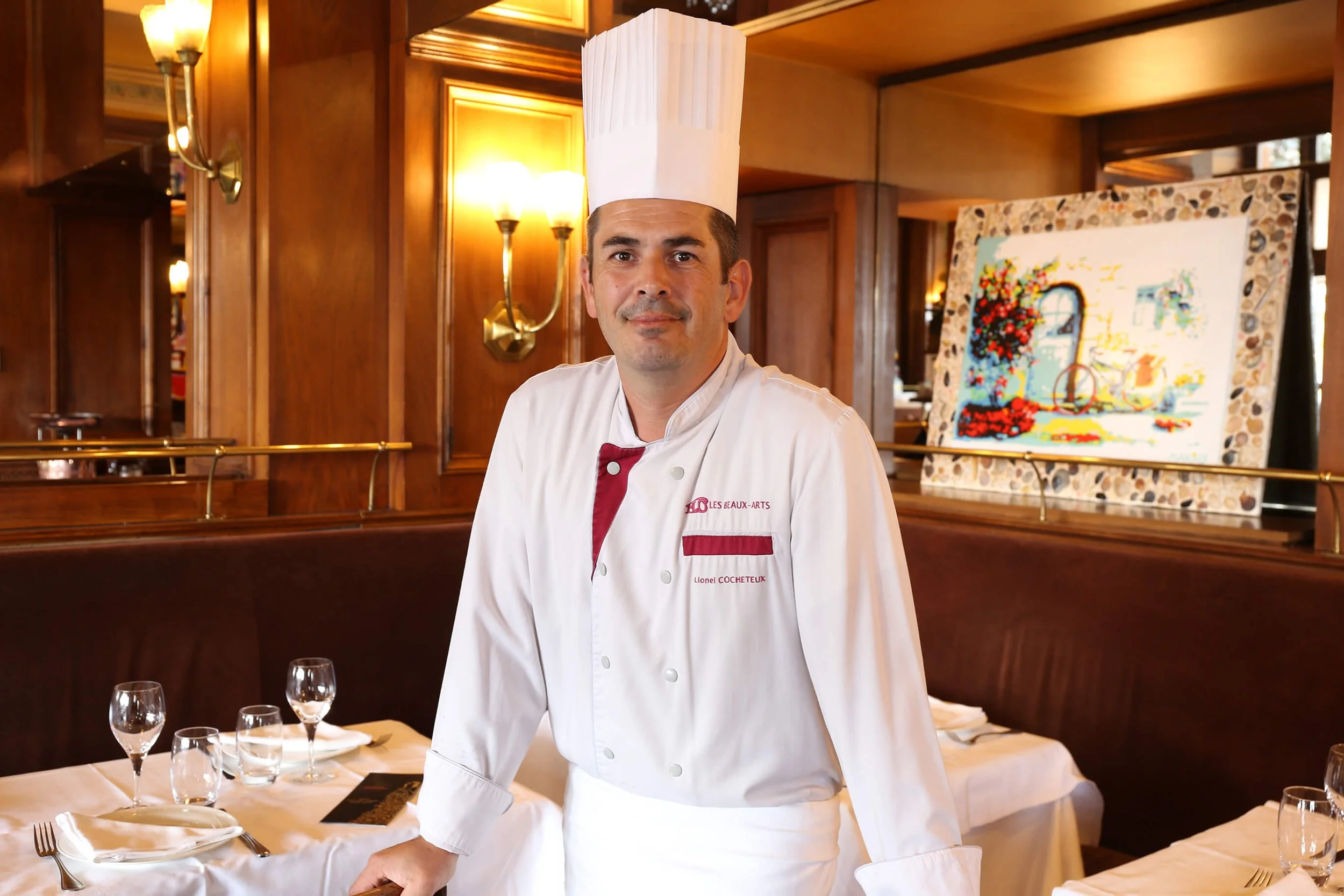 François Fauré immortalise un chef professionnel dans un restaurant élégant, capturant l’ambiance chic et raffinée des lieux.  Son style photographique met en valeur le chef dans un décor chaleureux, sublimé par un éclairage doux.