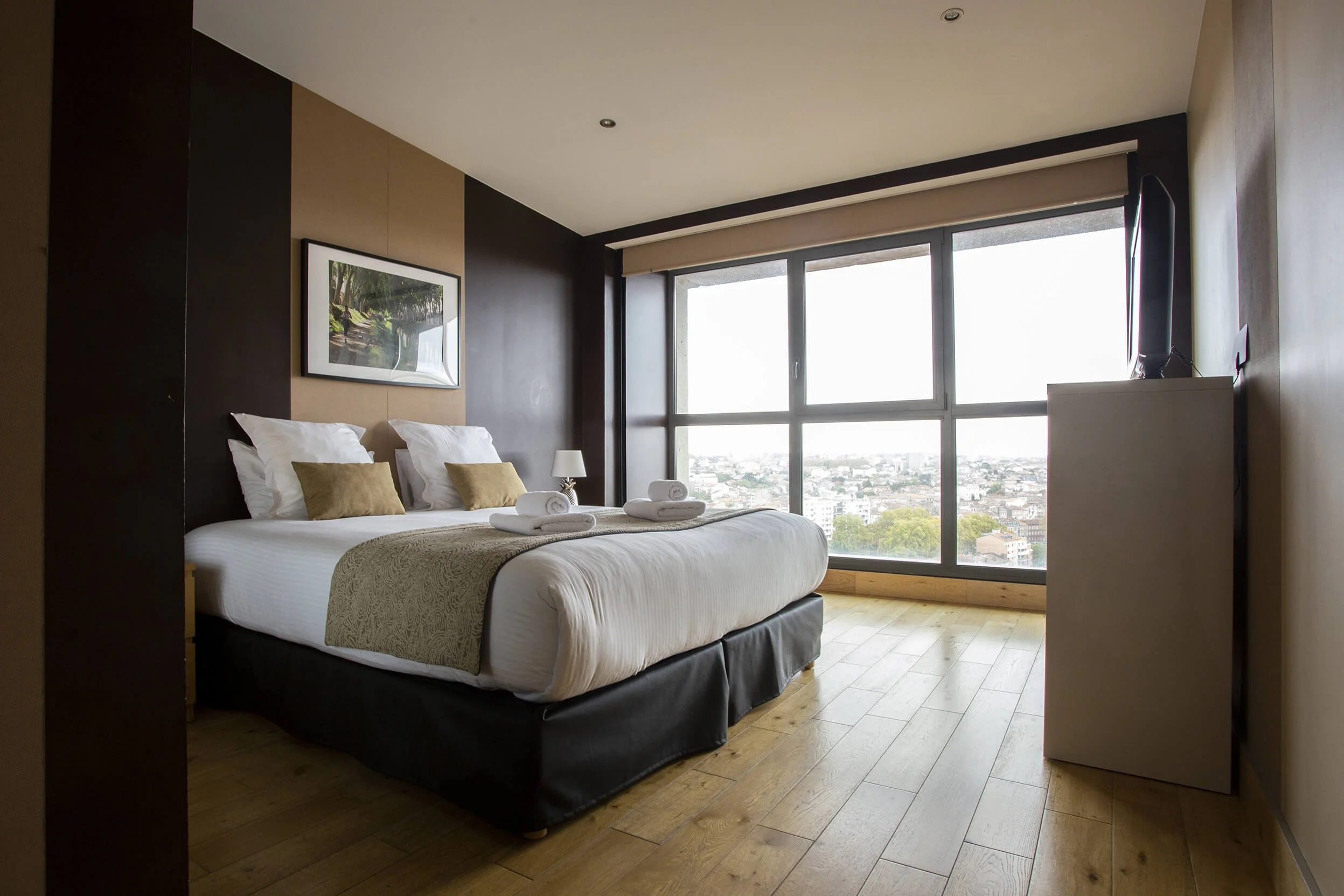 Décoration intérieure d’une chambre professionnelle, capturée par François Fauré, illustrant l’harmonie des couleurs et des textures.