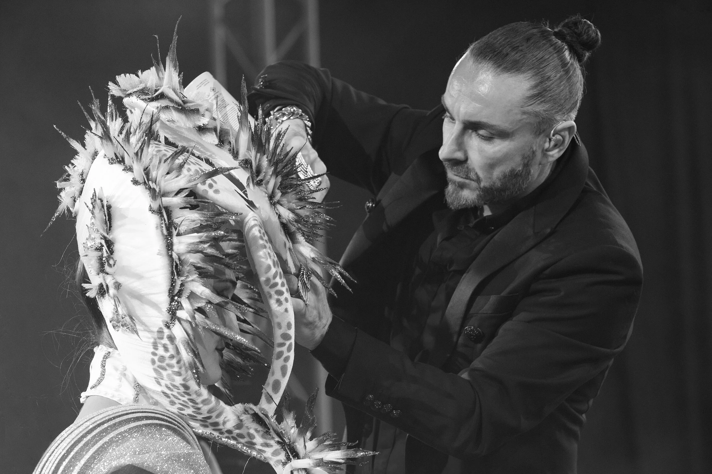 Session de coiffure créative mettant en avant des techniques innovantes.