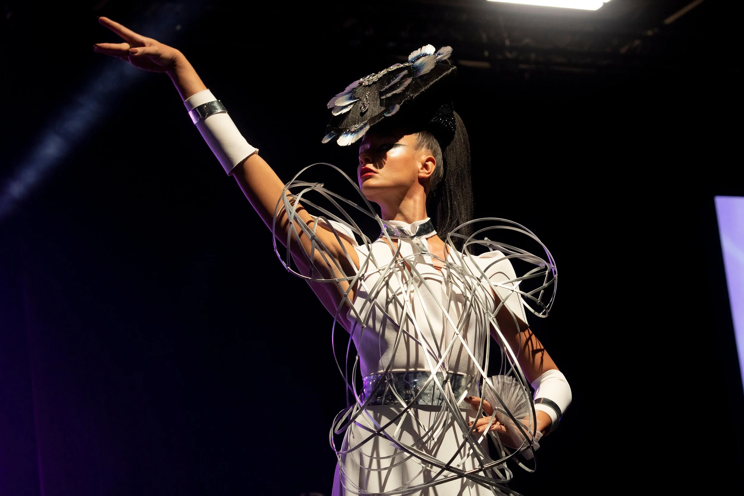 Vue artistique d'un modèle avec une coiffure innovante et un décor créatif.
Perspective d'un photographe sur l'art de la coiffure moderne et ses éléments visuels.
Coiffure créative présentée dans un style photographique captivant.
Décor et couleurs d