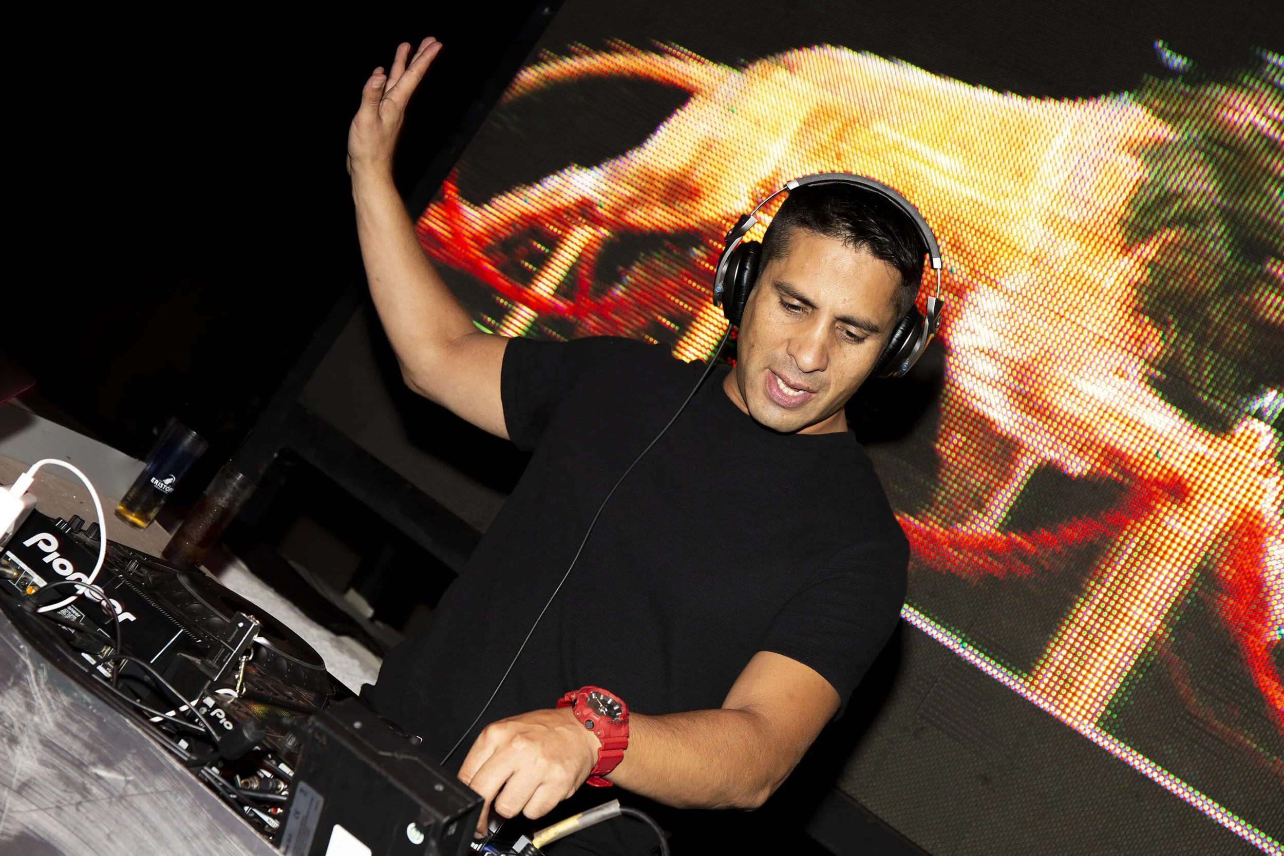 François Fauré, photographe talentueux, immortalise l’énergie d’une soirée animée par un DJ.  Ses clichés saisissent l’essence même de la performance, mettant en lumière le style unique du DJ et l’ambiance vibrante de l’événement.  Chaque photo témoi