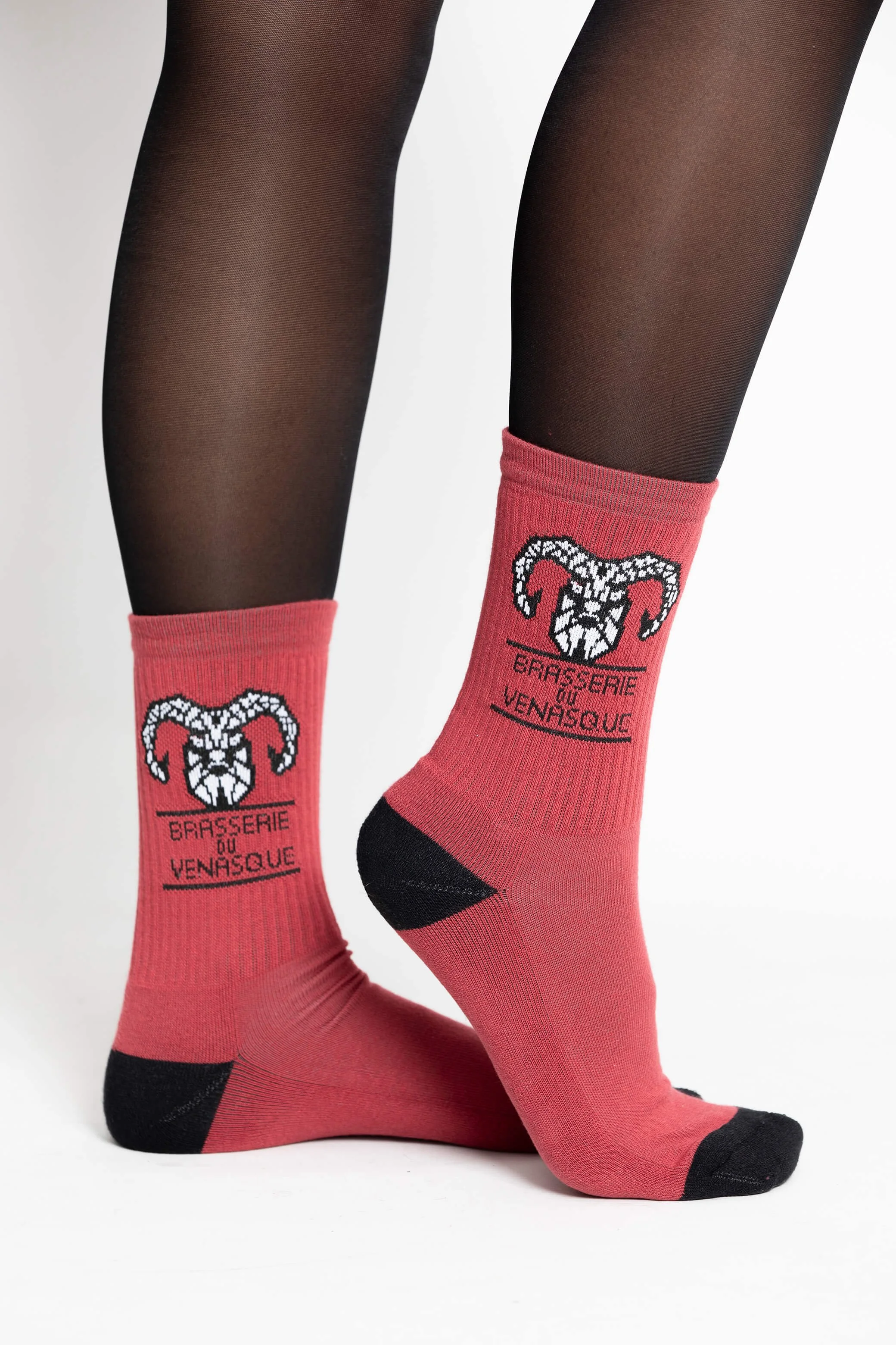 Chaussettes rouges sur collant noir avec logo de la brasserie du Venasque