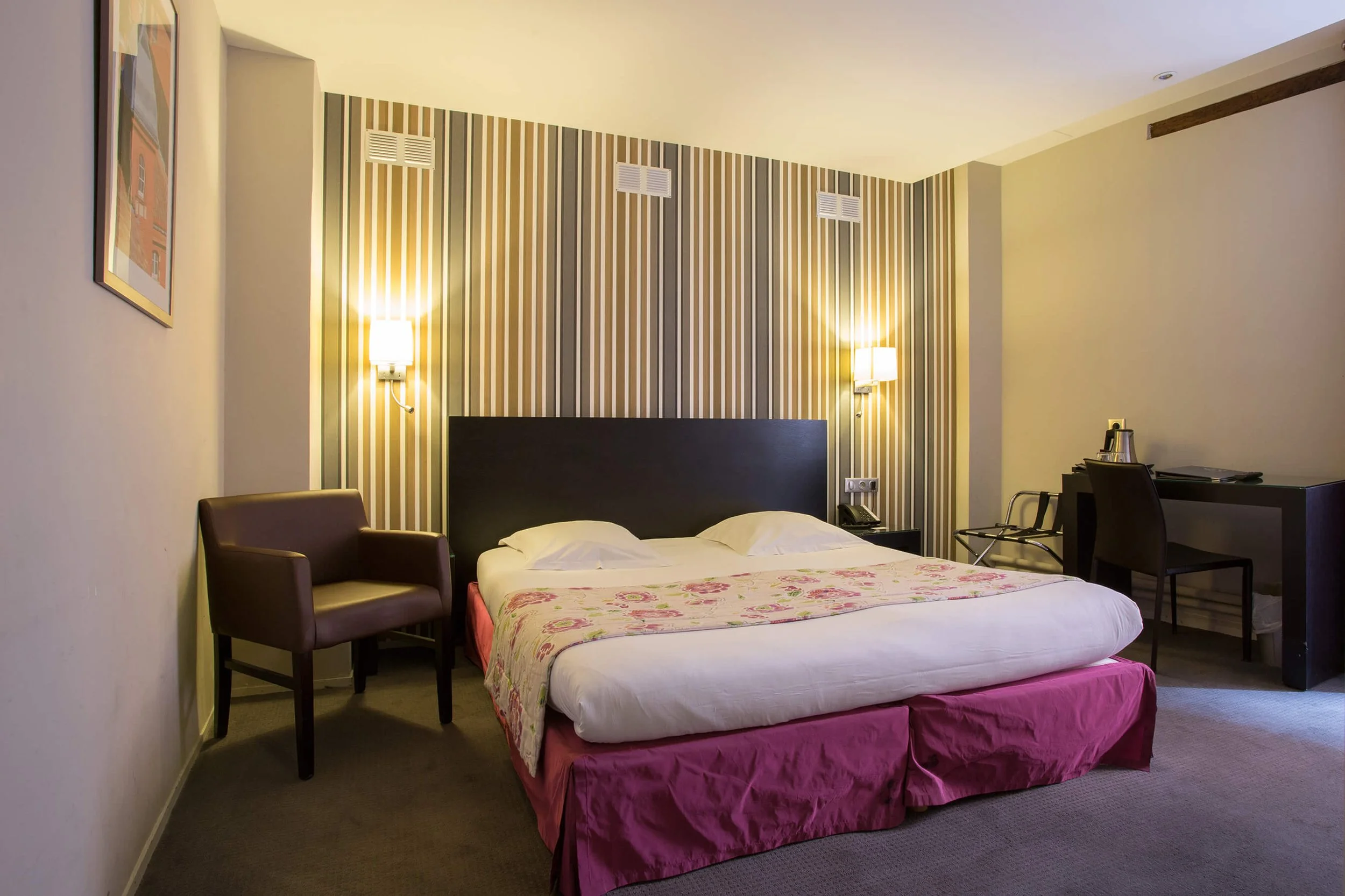 Découvrez l’élégance d’une chambre professionnelle photographiée par François Fauré.  Ses clichés mettent en valeur un décor raffiné et des couleurs apaisantes, créant une ambiance propice à la détente et à la concentration.  Les murs rayés et l’écla