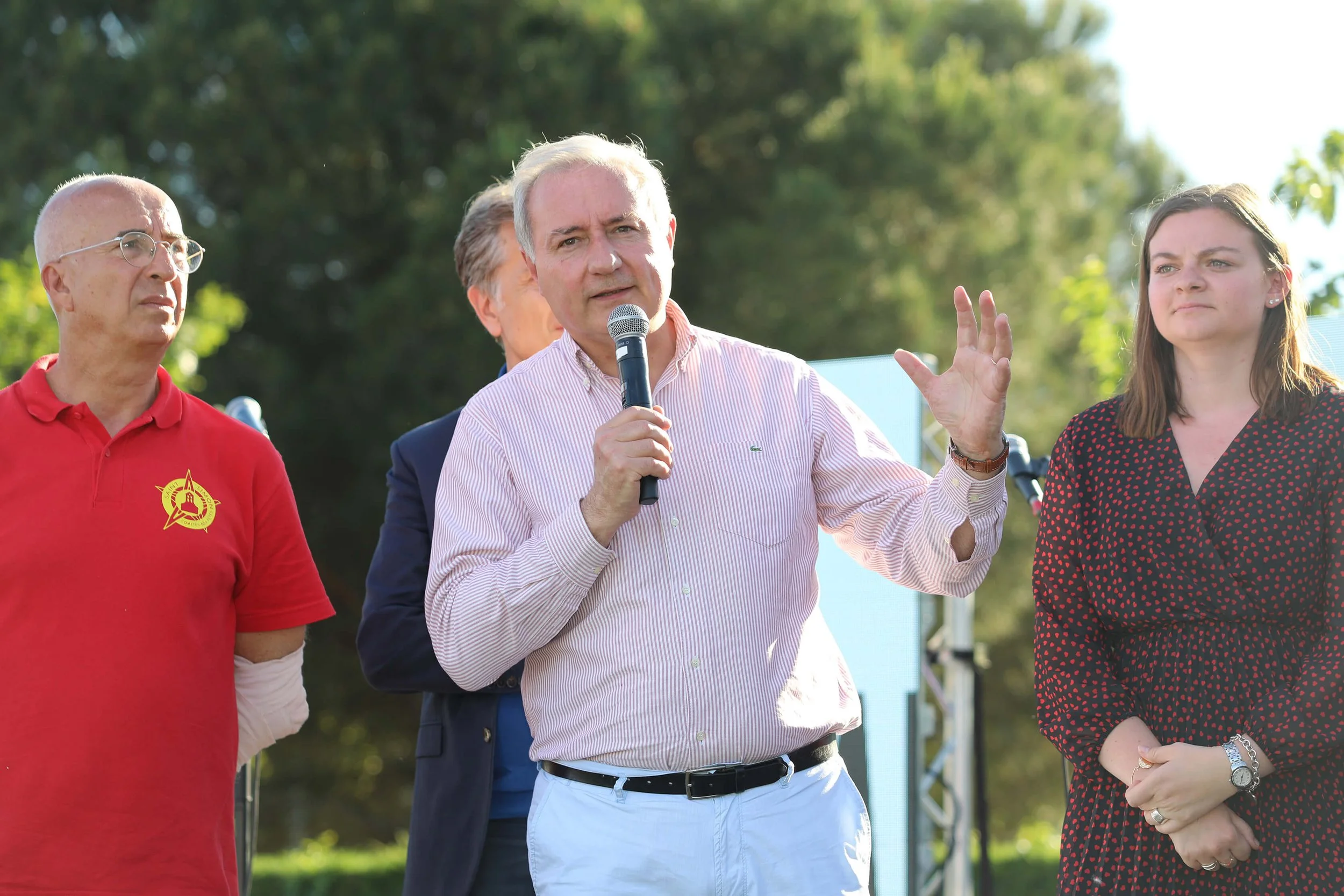 Lors d’un événement, le photographe François Fauré a su capturer l’ambiance et le maire de Toulouse, Jean-Luc Moudenc, en pleine action.  Son style photographique met en valeur les couleurs et le décor, créant une atmosphère vibrante et chaleureuse. 