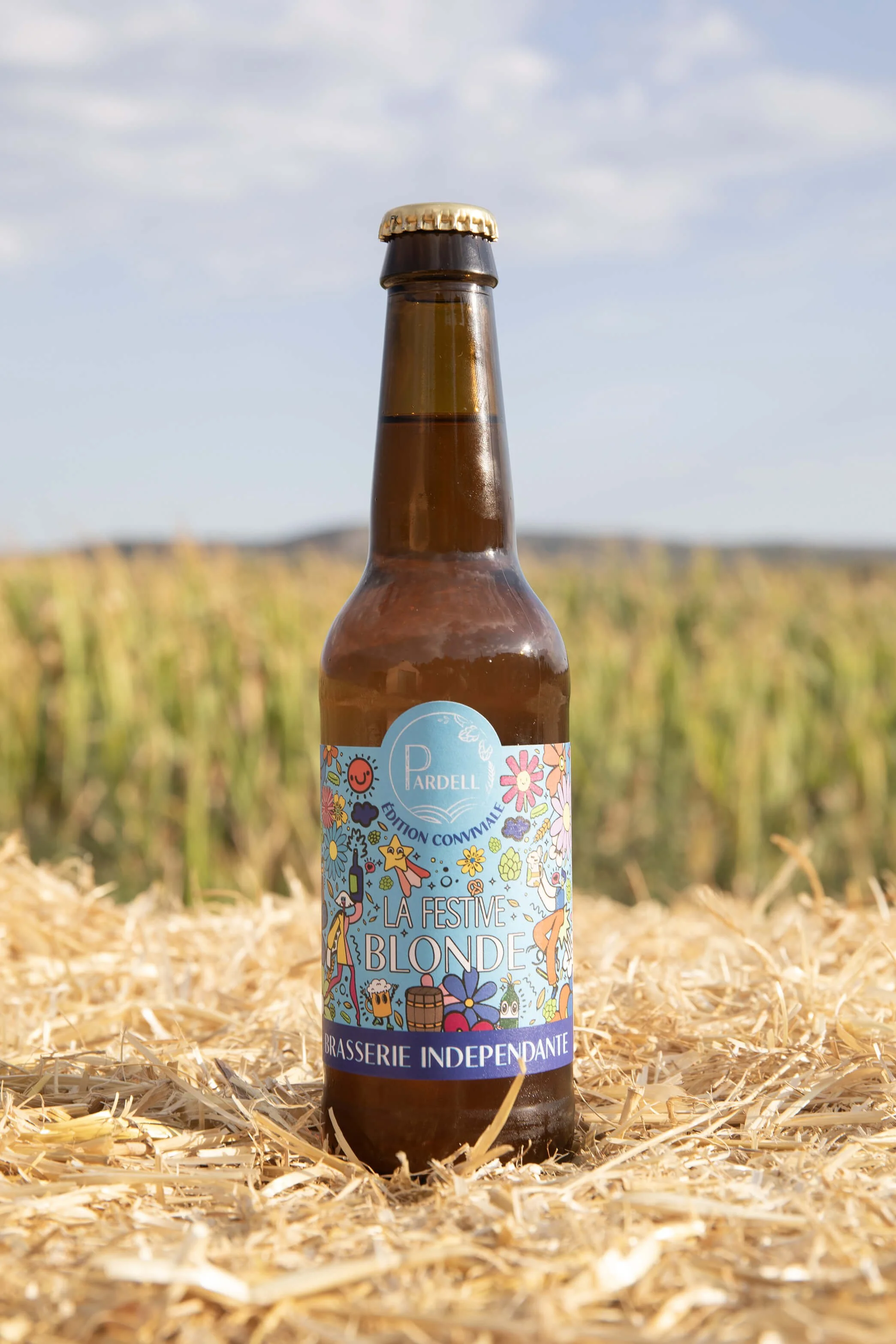 - bouteille-festive-blonde.jpg: Une bouteille de bière « La Festive Blonde » repose sur un fond de paille.
- photographie-brasserie-independante.jpg: Une vue artistique de la bière « La Festive Blonde » dans un décor champêtre.
- style-photographique