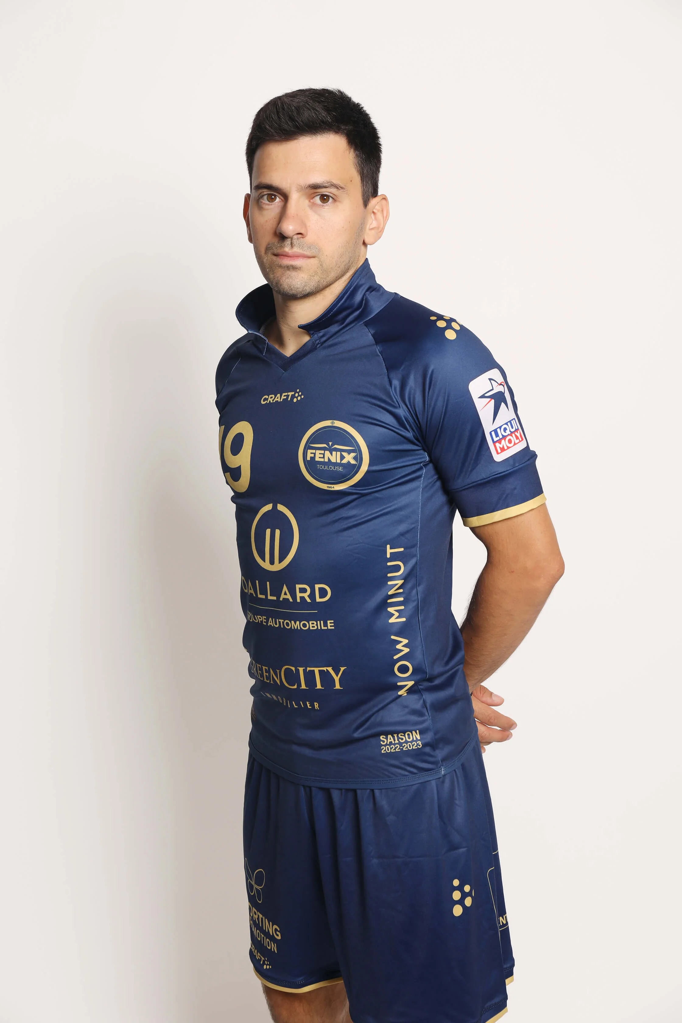 Portrait d'un athlète en tenue de sport, mettant en valeur le style photographique professionnel.
Style photographique d'un athlète, avec un fond neutre et des couleurs vives.
Décor minimaliste pour une photographie professionnelle d'un sportif.
Pale