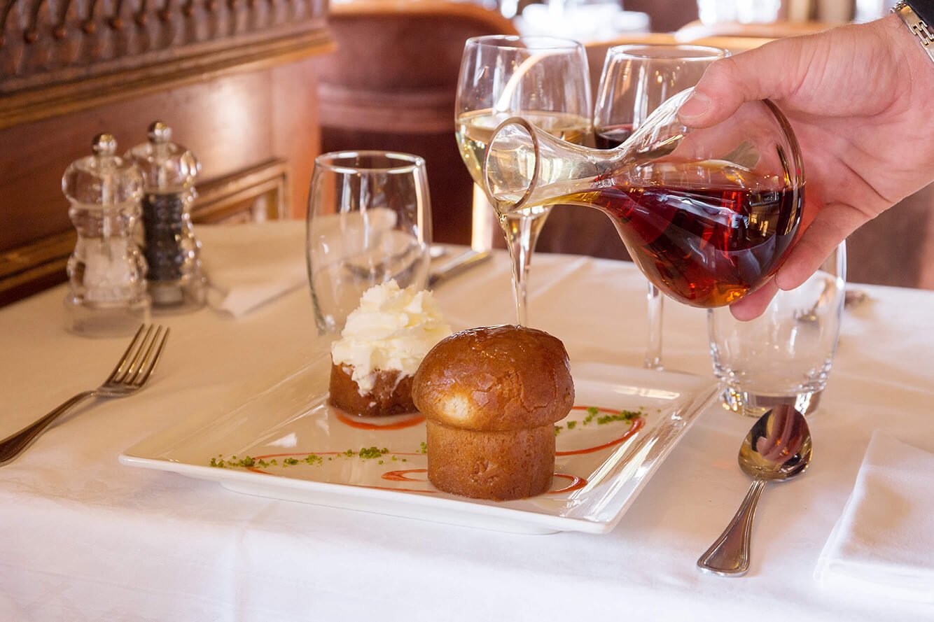 François Fauré, photographe talentueux, immortalise la beauté d’un dessert gastronomique avec une sauce délicate.  Son objectif capture l’essence même de la présentation artistique du plat au restaurant, mettant en valeur les détails raffinés et les 