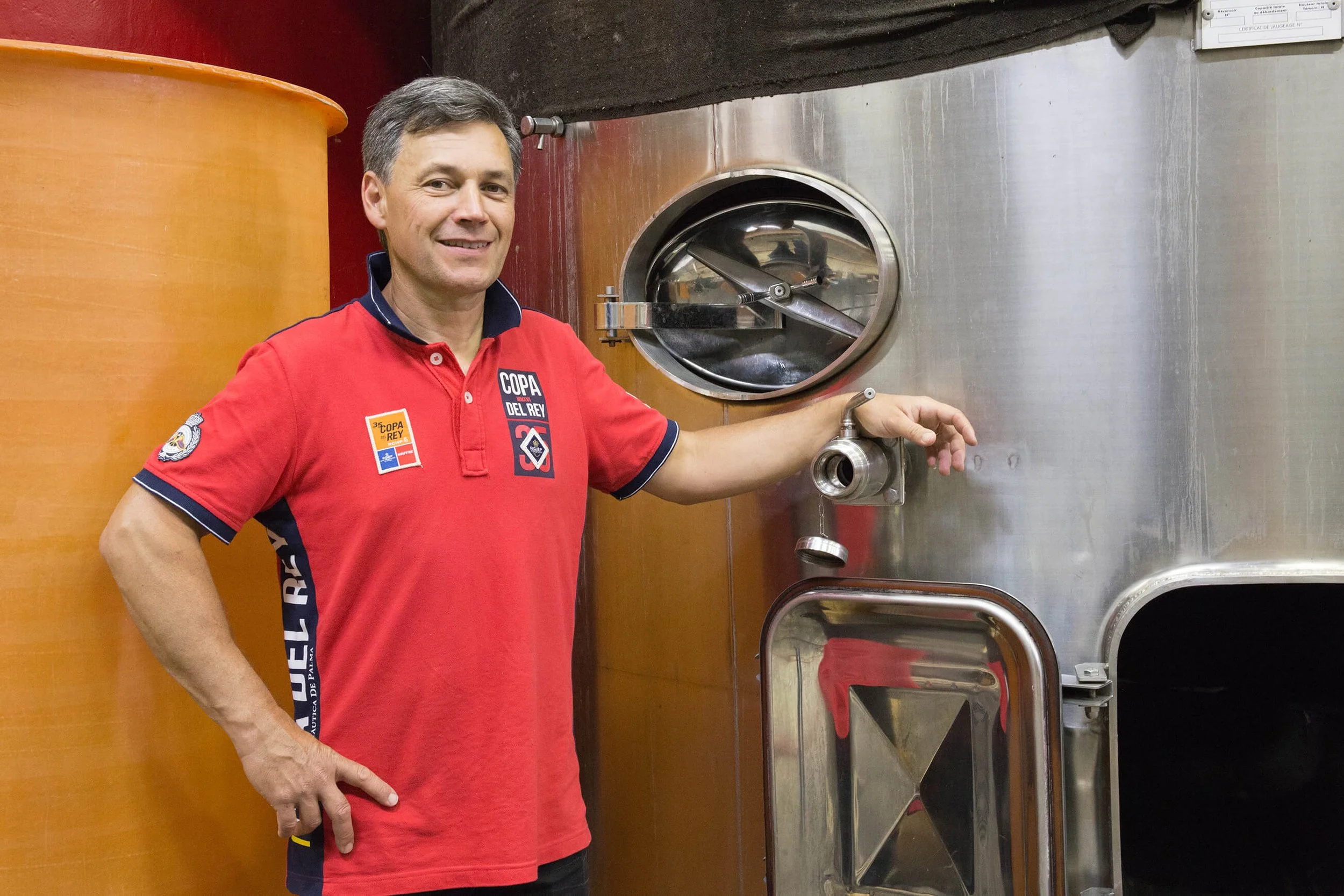 Le photographe François Fauré partage son point de vue sur le style photographique professionnel, en mettant l’accent sur l’importance du décor, des couleurs et des objets.  Il explore comment ces éléments contribuent à créer des images percutantes p