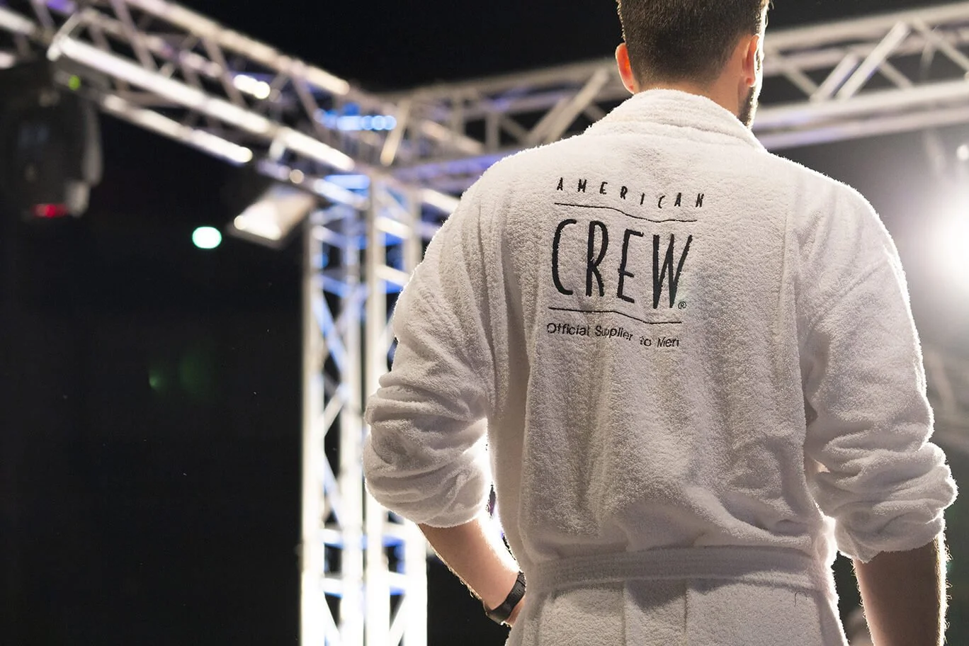 Vue d'un photographe professionnel sur l'art de la coiffure avec un décor stylisé.
Un photographe professionnel capturant l'essence de la coiffure dans un cadre artistique.
Détails sur les couleurs de cheveux dans l'art de la coiffure photographiée.
