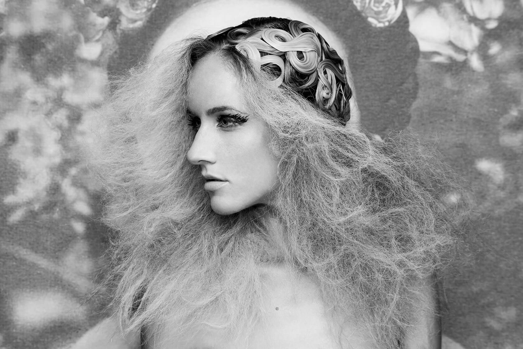 Décor noir et blanc artistique en arrière-plan mettant en avant la coiffure excentrique.