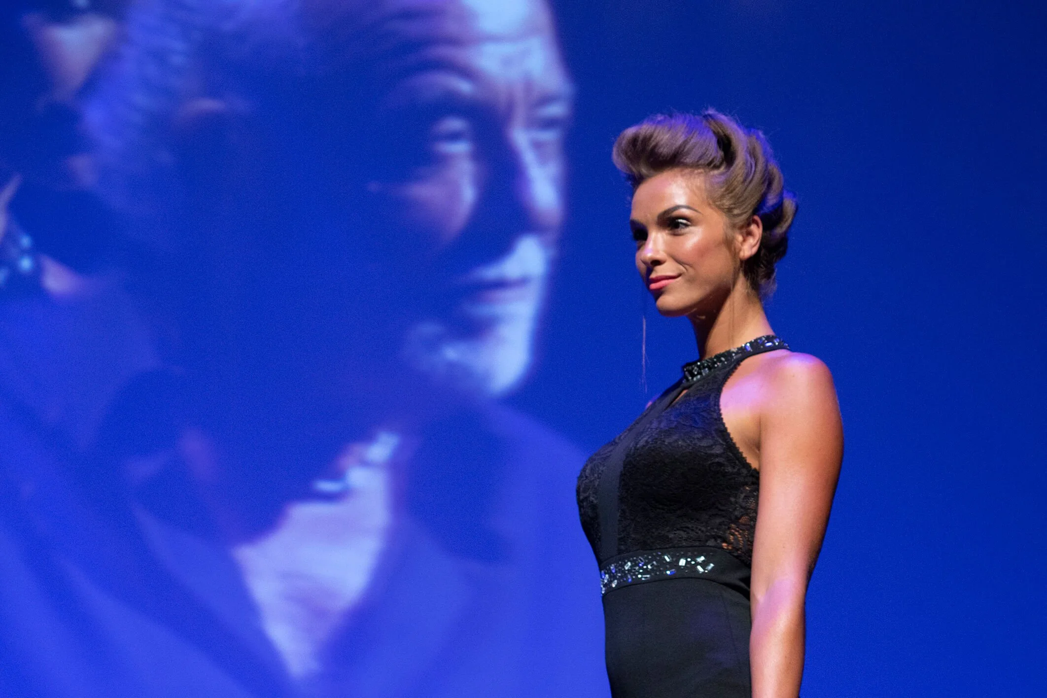 Vue artistique d'un modèle avec une coiffure élégante sur scène.
Photographie professionnelle illustrant l'art de la coiffure avec un décor captivant.
Détails sur les couleurs de cheveux et le style de coiffure lors d'un événement de mode.
Ambiance p
